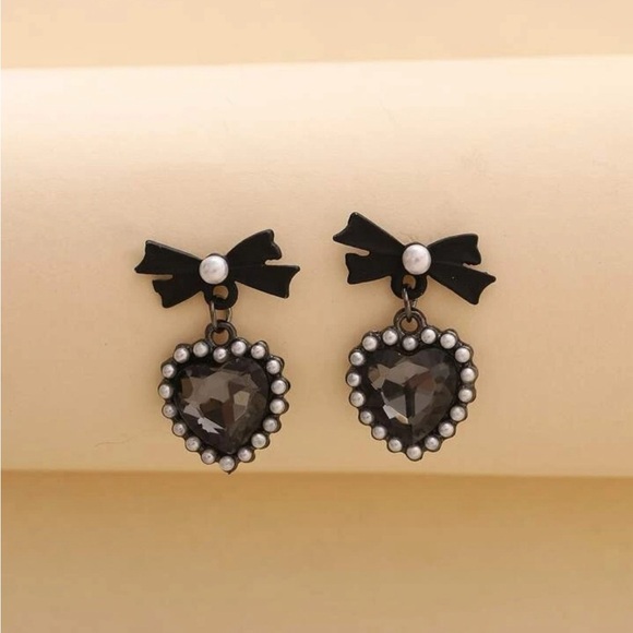 Pearl Themed Black Bow Heart Drop Earrings - Picture 4 of 4